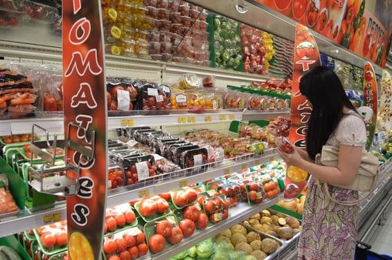 Žena nakupuje čerstvé ovocie v hypermarkete Lulu.