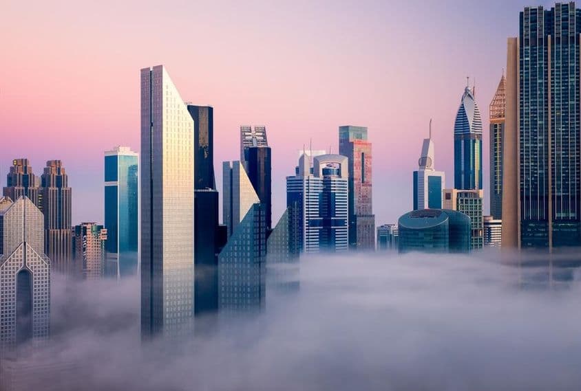 Hmlisté ráno v centre Dubaja, Spojené arabské emiráty.