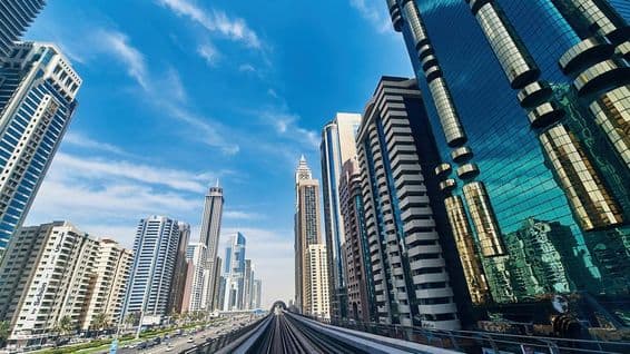 Dubaj panoráma, budovy, mrakodrapy, cesty.