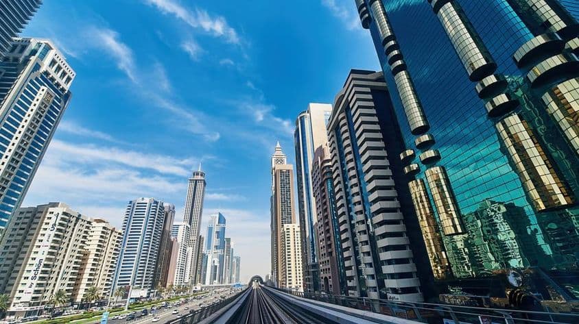 Dubaj panoráma, budovy, mrakodrapy, cesty.