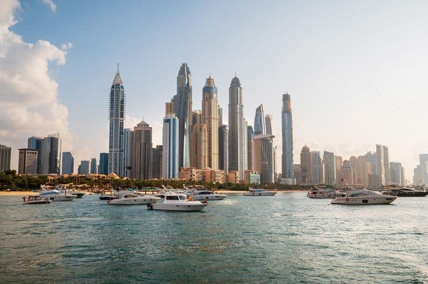 Dubajské mrakodrapy pohľad z lode.