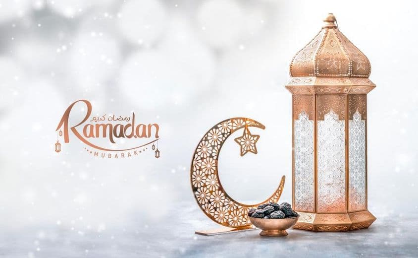 Pozadie s pozdravom Ramadán Kareem, marocká lucerna s datlami a polmesiacom.