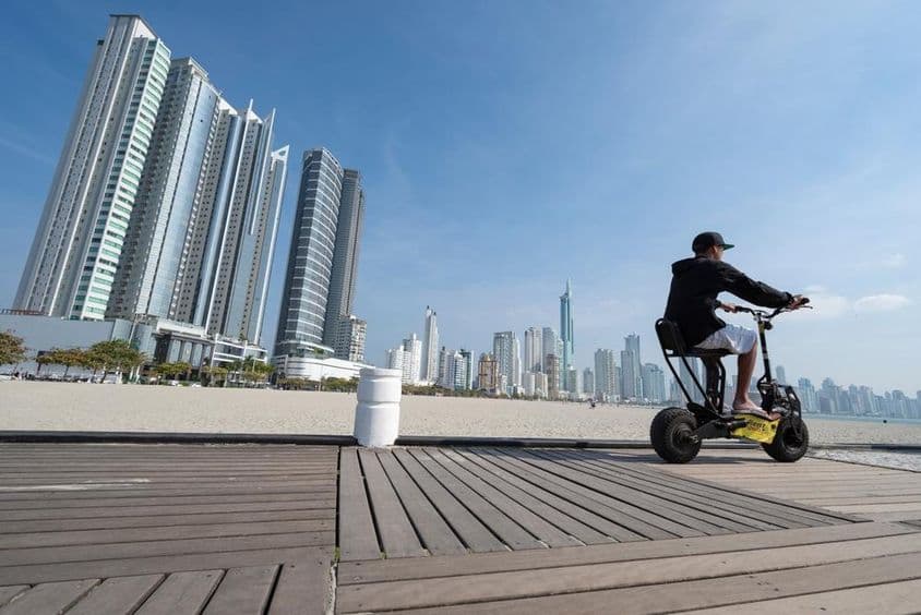 Mladý muž jazdiaci na skútri.