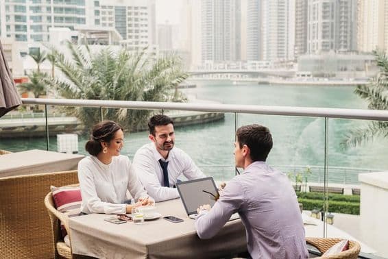 Obchodné stretnutie na modernej terase v Dubai Marina.