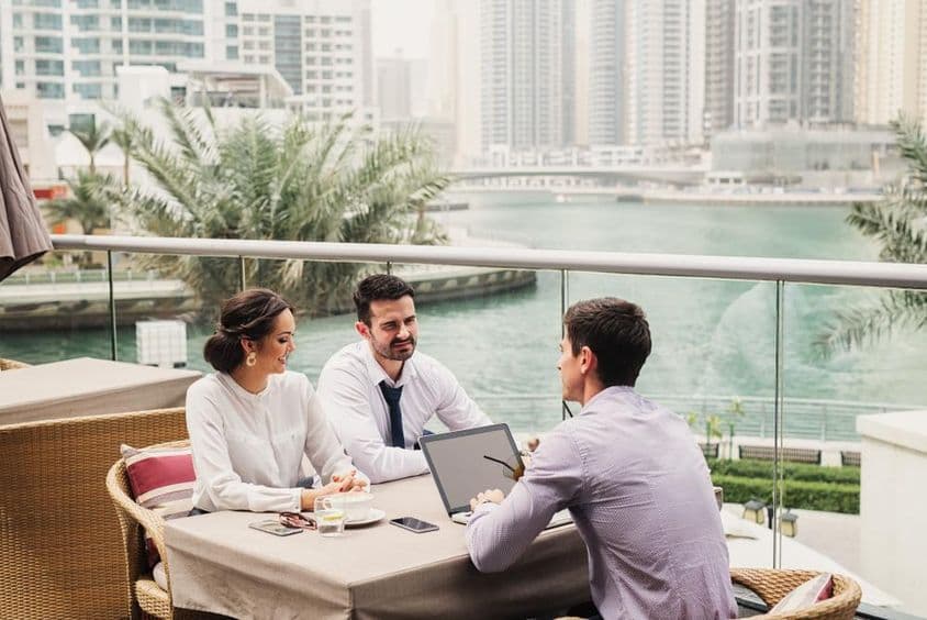 Obchodné stretnutie na modernej terase v Dubai Marina.