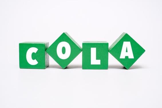 Farebný drevený blok s nápisom COLA.