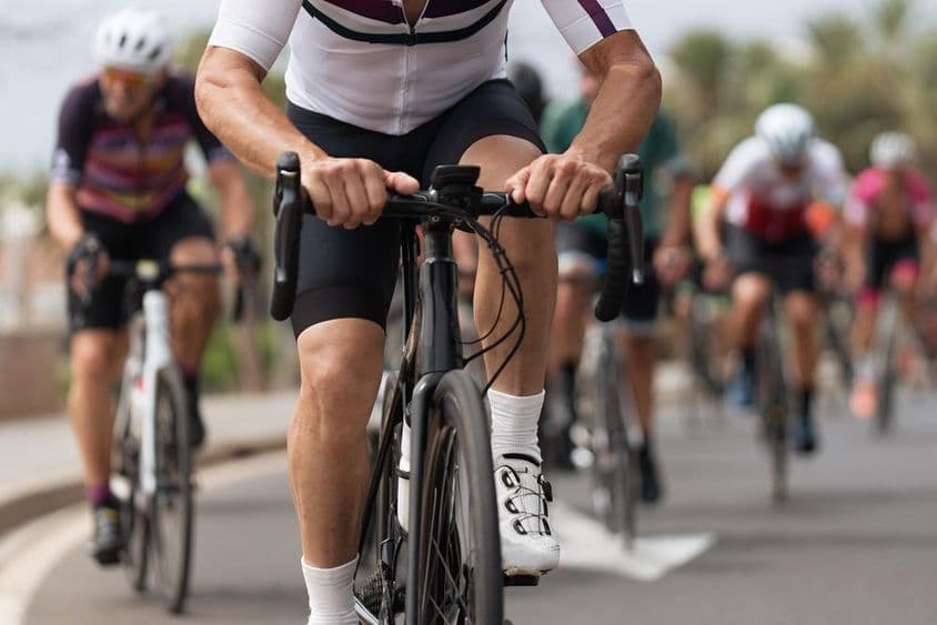 Cyklisti súťažiaci na ulici.