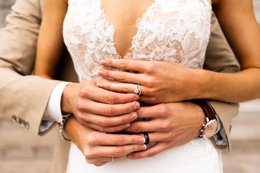 Mladý pár, nosiaci prstene.