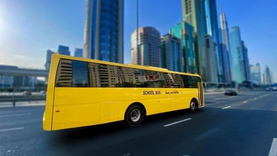 Školský autobus v Dubaji na ceste Sheikh Zayed.