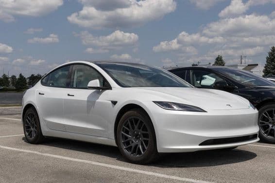 Tesla Model 3 zaparkovaná.