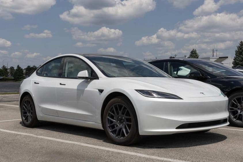 Tesla Model 3 zaparkovaná.