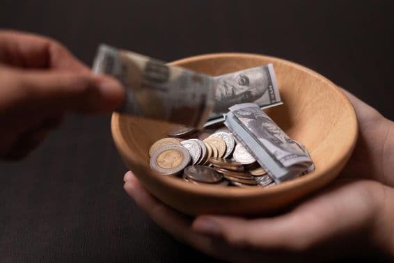 Príspevok zbieraný v drevenej nádobe.