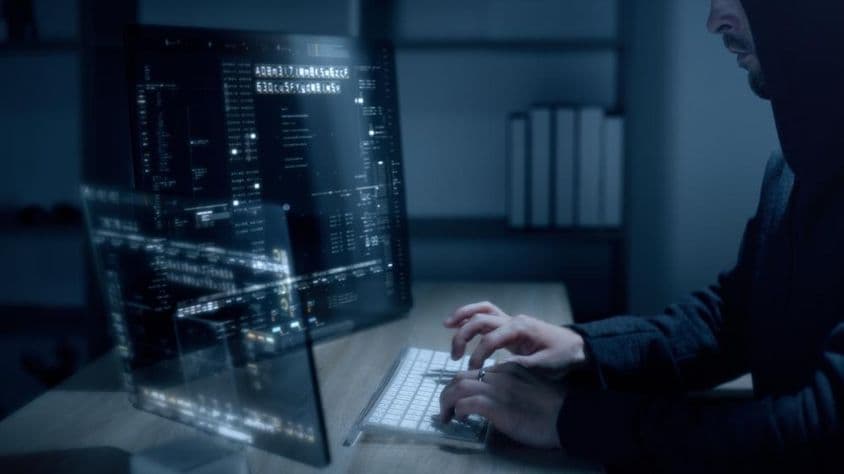 Kybernetický hacker používajúci pokročilé algoritmy na prekonanie bezpečnostných systémov.