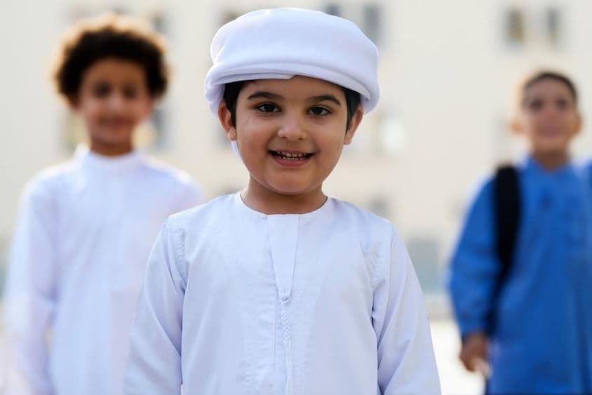 Študent zo Spojených arabských emirátov na školskom kampuse v Dubaji.