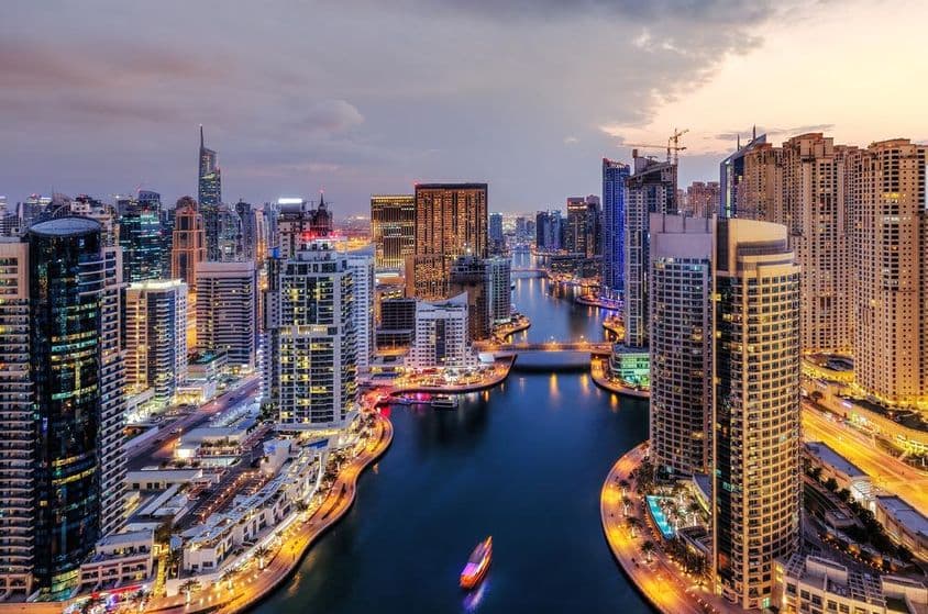 Dubajská Marina s osvetlenými mrakodrapmi.