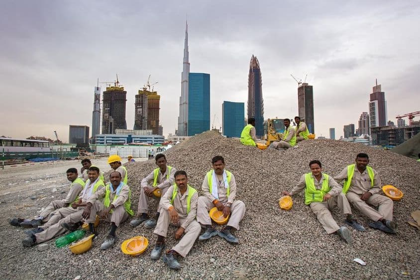 Dubajskí pracovníci si dávajú pauzu.