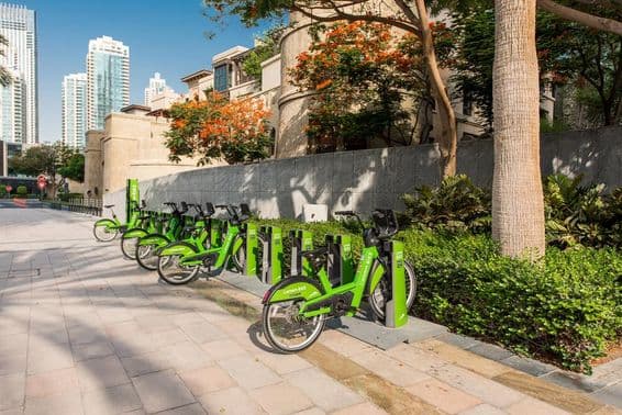 Spoločnosť Careem na prenájom bicyklov v centre Dubaja.