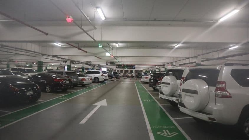 Autá zaparkované v dubajskej parkovacej garáži.