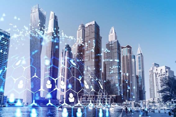 Mrakodrapy v obchodnej štvrti Dubaja s hologramami.