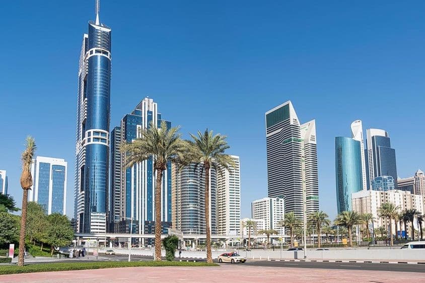 Vysoké mrakodrapy proti modrej oblohe v Dubaji.