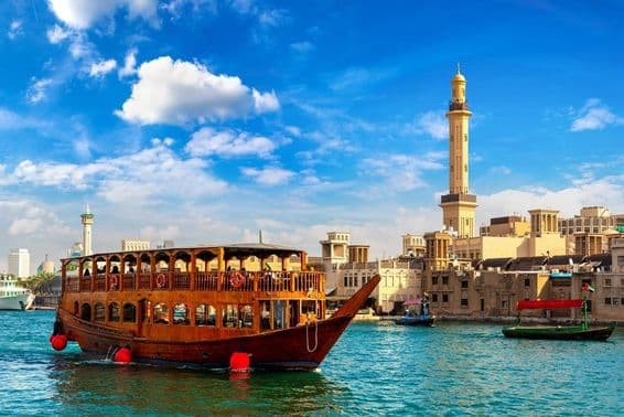 Stará tradičná drevená loď v zátoke Creek v Dubaji.