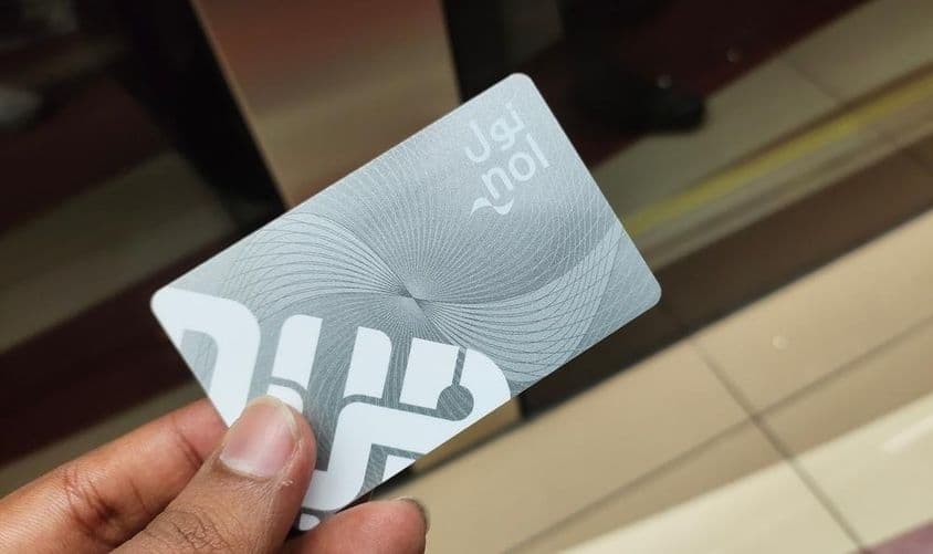 Cestujúci v Dubaji držiaci vstupnú kartu Nol.