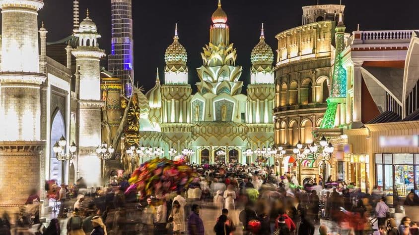 Farebný vstup do Global Village v Dubaji.