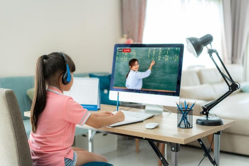 Školačka sa učí prostredníctvom e-learningu, využíva online vzdelanie.