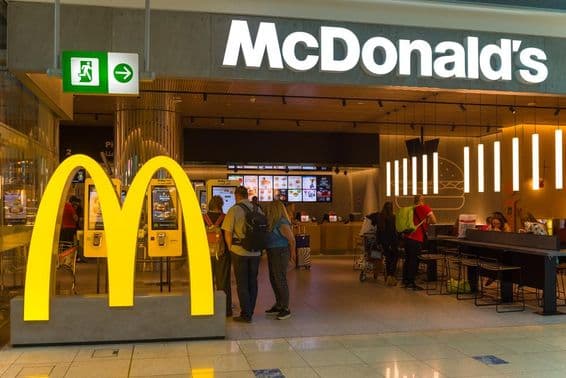 Reštaurácia rýchleho občerstvenia McDonald's na Medzinárodnom letisku v Dubaji.