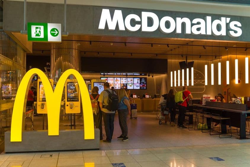 Reštaurácia rýchleho občerstvenia McDonald's na Medzinárodnom letisku v Dubaji.