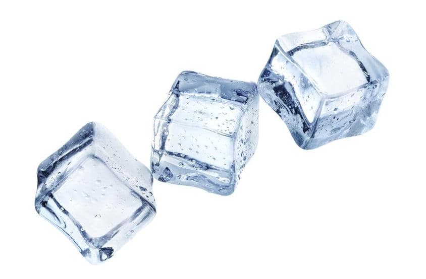 Tri jemné ľadové kocky vznášajúce sa vo vesmíre.