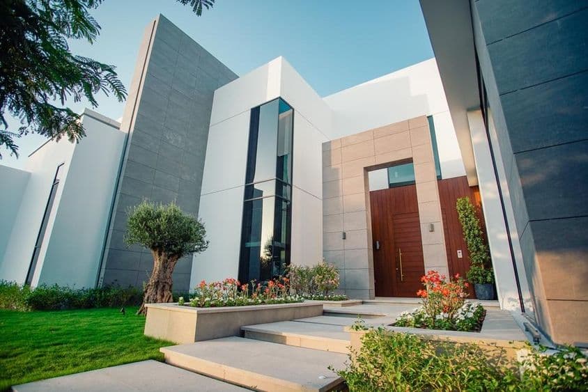 Dubajská vila, exteriérový dizajn, dom s bazénom a trávnikom.