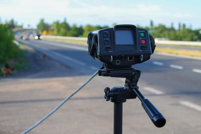 Policajný radar merajúci rýchlosť auta.