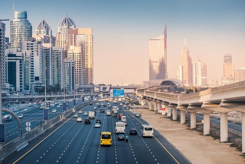 Diaľnica s metro liniami a mrakodrapmi v oblasti Dubai Marina