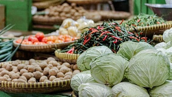 Obrázok s chilli papričkami a kapustou na trhu v Dubaji.
