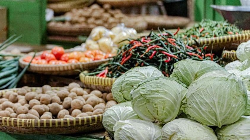 Obrázok s chilli papričkami a kapustou na trhu v Dubaji.