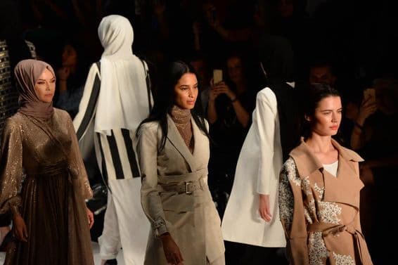 Dievčatá na móle počas Modest Fashion Week.