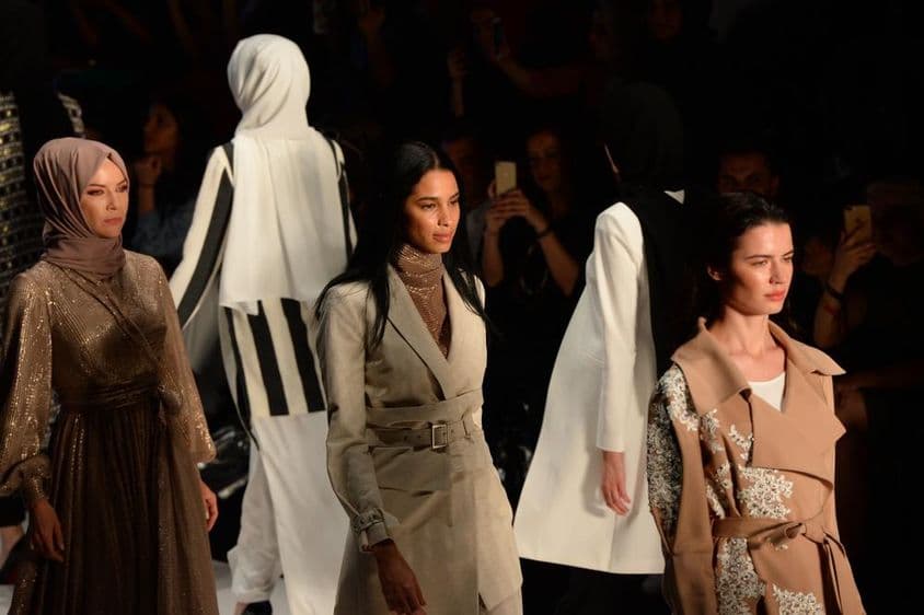 Dievčatá na móle počas Modest Fashion Week.