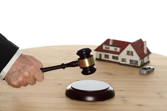 Aukčné kladivko pri údere.