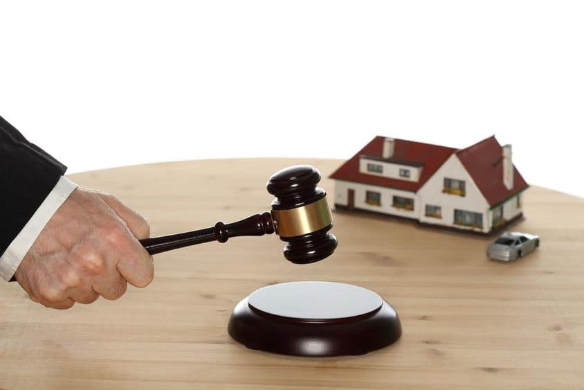 Aukčné kladivko pri údere.