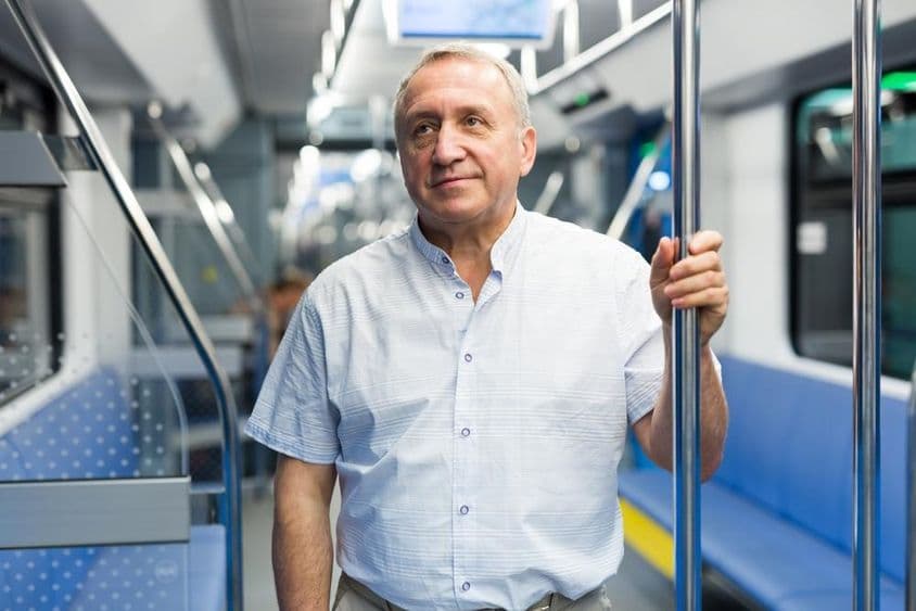 Nemecký dôchodca v metre.