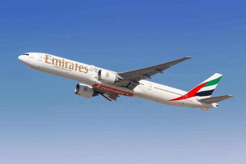 Emirates Boeing 777-300ER lietadlo pristávajúce na letisku v Dubaji.