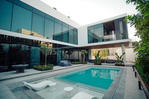 Dubajská luxusná vila s vonkajším bazénom.