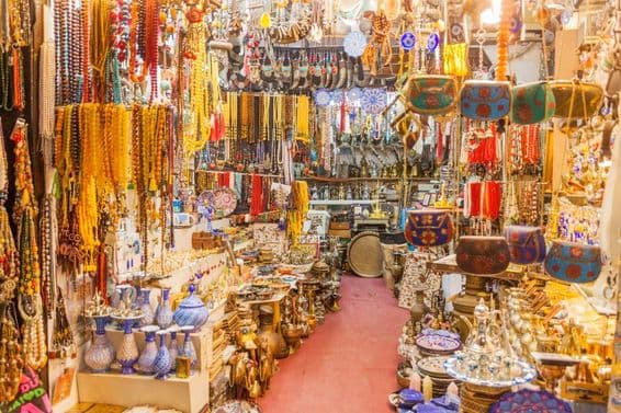 Malý obchod v Souq Al Arsah, Sharjah.