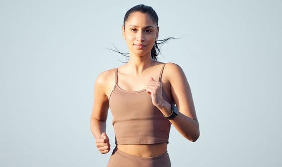 Ženská bežkyňa pripravujúca sa na maratón v Dubaji.