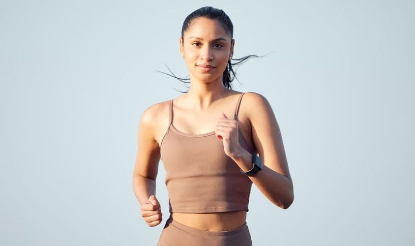 Ženská bežkyňa pripravujúca sa na maratón v Dubaji.