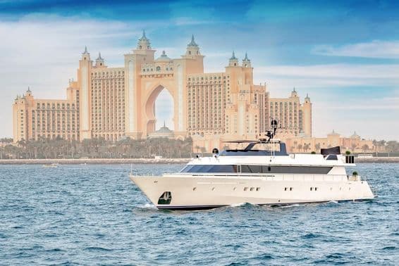 Luxusný yachting v Dubaji s Atlantisom v pozadí.