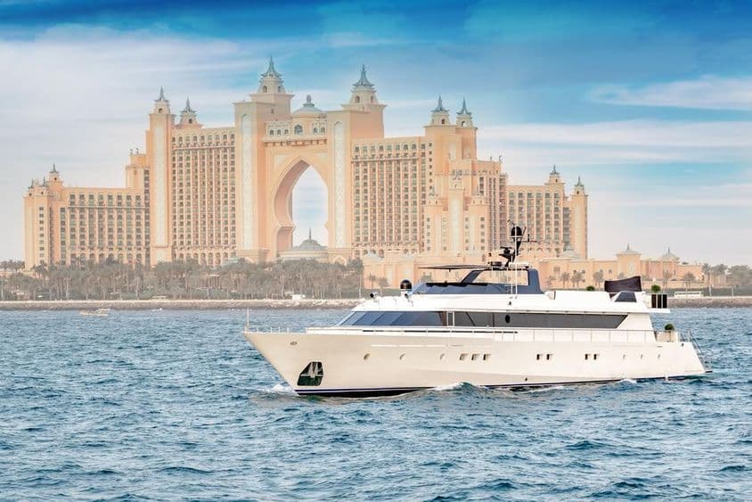Luxusný yachting v Dubaji s Atlantisom v pozadí.