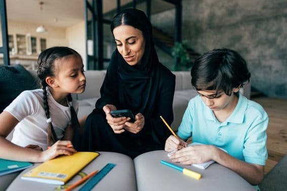 Tradičná arabská rodina v Dubaji trávi čas spolu doma.