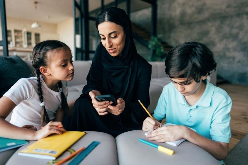 Tradičná arabská rodina v Dubaji trávi čas spolu doma.